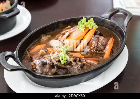 Ragoût de bœuf bourguignon au vin rouge, cuisine française populaire Banque D'Images