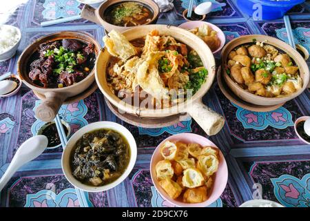 Bak Kut Teh, ragoût de porc dans une soupe aux herbes. Banque D'Images