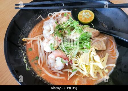 Sarawak laksa, cuisine populaire à Kuching. Vermicelles, soupe épicée. Banque D'Images