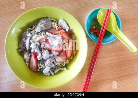 Le Sarawak kolok mee, une cuisine populaire en Malaisie, est simple et sans chichis Banque D'Images