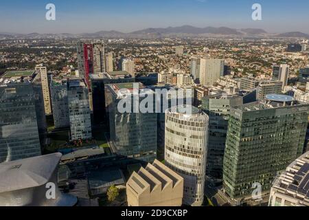 Des blocs d'hélicoptères au-dessus des bâtiments de Mexico, Mexique Banque D'Images