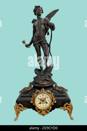 Horloge antique à poser avec statuette Eros en basalte noir tenant arc et flèche, sur fond vert isolé avec chemin d'écrêtage. Banque D'Images