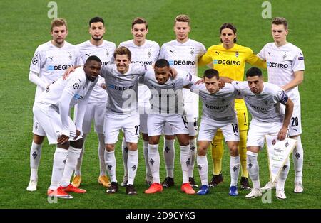 KIEV, UKRAINE - 3 NOVEMBRE 2020 : les joueurs de la VFL Borussia Monchengladbach posent pour une photo de groupe avant le match de la Ligue des champions de l'UEFA contre Shakhtar Donetsk au stade NSC Olimpiyski à Kiev, en Ukraine Banque D'Images