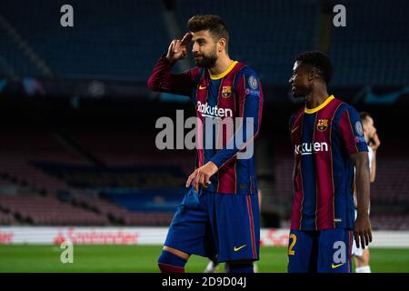 Barcelone, Espagne. 4 novembre 2020. Le 4 novembre 2020, Gerard pique (L) de Barcelone célèbre le but lors du match G de l'UEFA Champions League entre le FC Barcelone et Dynamo Kiev à Barcelone, en Espagne. Crédit : Joan Gosa/Xinhua/Alay Live News Banque D'Images