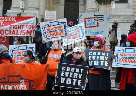 New York, États-Unis. 04e novembre 2020. Un jour après les élections, des centaines de personnes se sont rassemblées à la 42nd Street & 5th Avenue (Bryant Park) à New York lors de la manifestation « ne laissez pas Trump voler cette élection » pour dénoncer les actions de Trump pour cesser de comptabiliser tous les votes. Des manifestants tiennent des banderoles devant la New York public Library (Bryant Park) le 4 novembre 2020. (Photo de Ryan Rahman/Pacific Press) crédit: Pacific Press Media production Corp./Alay Live News Banque D'Images