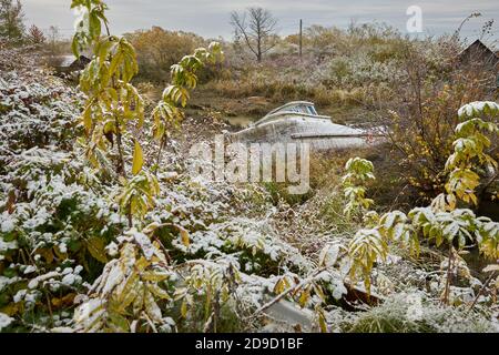Naufrage en hiver. Neige sur une épave dans la colonie de pêche historique de Finn Slough, sur les rives du fleuve Fraser, près de Steveston, à Richmond Banque D'Images