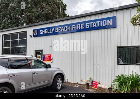 AUCKLAND, NOUVELLE-ZÉLANDE - 16 novembre 2019 : Auckland / Nouvelle-Zélande - 16 2019 novembre : vue sur la caserne de pompiers de Shelly Beach avec voiture en face Banque D'Images