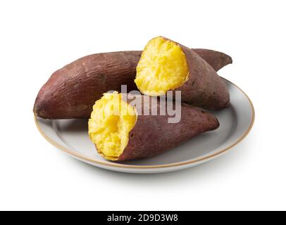 Patates douces cassées en deux sur fond blanc une plaque Banque D'Images