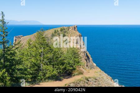 Cape Khoboy, côte rocheuse. Pointe nord de l'île d'Olkhon sur le lac Baikal. Concept de voyage. Le lac Baikal est le plus grand lac d'eau douce au monde. Banque D'Images