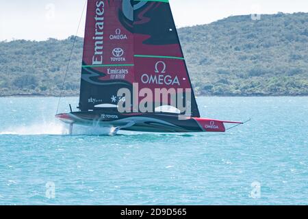 AUCKLAND, NOUVELLE-ZÉLANDE - 08 novembre 2019: Auckland / Nouvelle-Zélande - novembre 7 2019: Vue de Team New Zealand Emirates hydrofoil voilier pratique p Banque D'Images