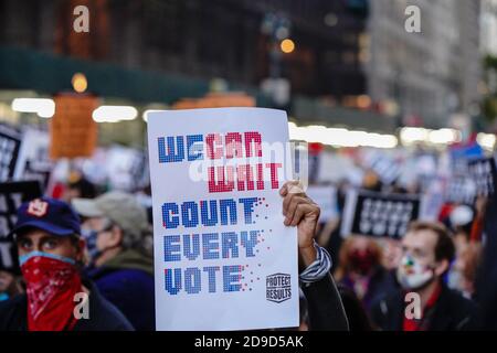 New York, États-Unis. 04e novembre 2020. Un manifestant tient un écriteau pendant la manifestation.Protégez les résultats de la marche qui a commencé de la bibliothèque publique de New York à Bryant Park à Washington Square Park lors de l'élection présidentielle de 2020 à New York City, États-Unis Joe Biden a remporté le mercredi Michigan et Wisconsin, Le mettant sur le point de prendre la Maison Blanche du président Donald Trump, quelques heures après que l'équipe du président ait ouvert des combats juridiques pour arrêter le décompte des voix dans au moins deux États. Crédit : SOPA Images Limited/Alamy Live News Banque D'Images