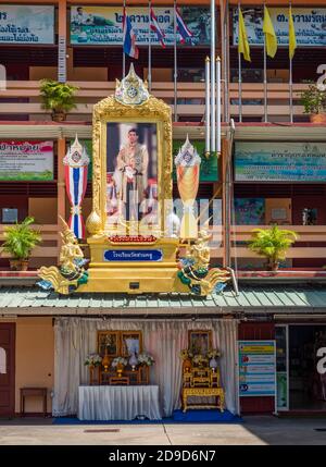 Quelle école Suan Phlu à Bang Rak, Bangkok, avec un portrait du roi Maha Vajiralongkorn. Banque D'Images