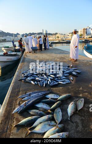 Le marché dynamique de poissons tôt le matin à Mutrah, Oman. Banque D'Images