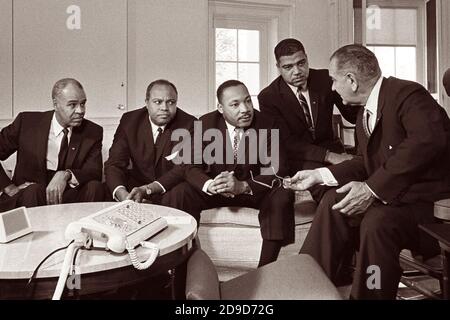 Le président Lyndon B. Johnson rencontre les dirigeants des droits civils dans le Bureau ovale de la Maison Blanche en janvier 1964. De gauche à droite, Roy Wilkins, directeur exécutif de l'ANACP; James Farmer, directeur national du Congrès de l'égalité raciale; Martin Luther King, Jr., président de la Conférence de leadership chrétien du Sud; et Whitney Young, directeur exécutif de la Ligue urbaine nationale. Banque D'Images