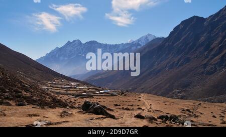 Belle vue panoramique sur le petit village de Sherpa Lunden (également Lungden, 4,370 m) situé dans une vallée éloignée dans la région de Khumbu, Népal, Himalaya. Banque D'Images