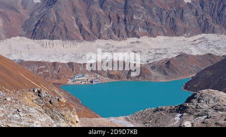 Vue aérienne du village de Sherpa Gokyo (4,860 m) situé sur la rive du troisième lac avec le majestueux glacier de Ngozumpa en arrière-plan vu de Renjo la Pass. Banque D'Images