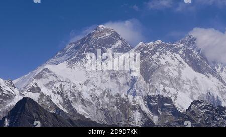 Vue panoramique sur le majestueux Mont Everest (sommet de 8,848 m) avec les montagnes adjacentes Lhotse et Nuptse depuis le col de Renjo la, parc national de Sagarmatha, Népal. Banque D'Images