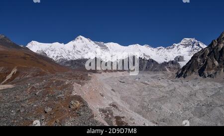 Vue panoramique spectaculaire de la vallée supérieure de Gokyo avec le glacier de Ngozumpa et la montagne puissante Cho Oyu (sommet de 8,188 m) dans l'Himalaya, Népal. Banque D'Images