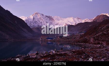 Belle vue sur le petit village de Sherpa Gokyo, parc national de Sagarmatha, Népal dans la soirée avec des lumières reflétées dans l'eau du lac. Banque D'Images