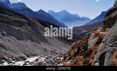 Belle vue panoramique de la vallée supérieure de la rivière Dudhkoshi (Dudh Koshi) au-dessous du glacier Ngozumpa dans le parc national de Sagarmatha, Himalaya, Népal. Banque D'Images