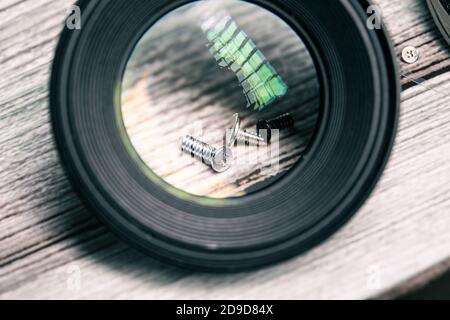 Quelques petites vis sur une lentille en loupe verre photographique non fait gros plan Banque D'Images