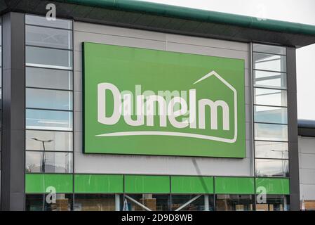 Derry, Irlande du Nord- OCT 10, 2020: Le panneau pour Dunelm à Derry. Banque D'Images