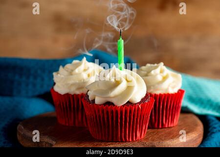 Cupcakes en velours rouge, fond de dessert. Banque D'Images