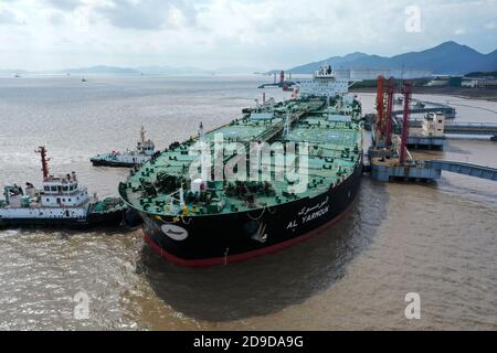 Un pétrolier nommé PORTS D'AL YARMOUK au port de Shihua et du pétrole cruel est déchargé, ville de Zhoushan, province de Zhejiang en Chine orientale, 15 octobre 2020. JE Banque D'Images