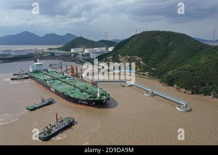 Un pétrolier nommé PORTS D'AL YARMOUK au port de Shihua et du pétrole cruel est déchargé, ville de Zhoushan, province de Zhejiang en Chine orientale, 15 octobre 2020. JE Banque D'Images