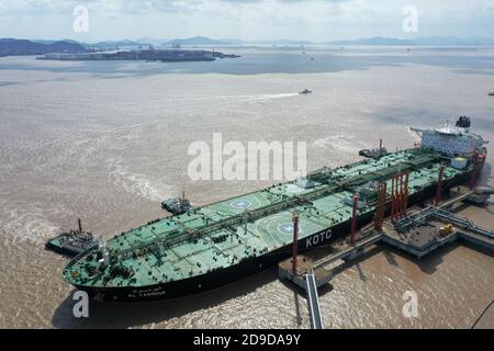 Un pétrolier nommé PORTS D'AL YARMOUK au port de Shihua et du pétrole cruel est déchargé, ville de Zhoushan, province de Zhejiang en Chine orientale, 15 octobre 2020. JE Banque D'Images