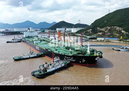 Un pétrolier nommé PORTS D'AL YARMOUK au port de Shihua et du pétrole cruel est déchargé, ville de Zhoushan, province de Zhejiang en Chine orientale, 15 octobre 2020. JE Banque D'Images