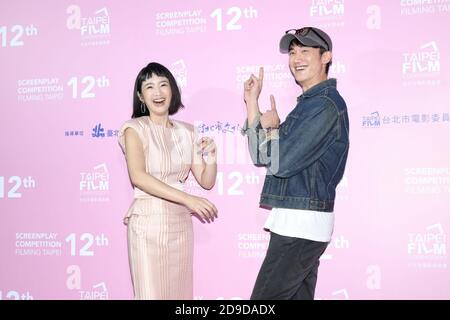 L'actrice et chanteuse taïwanaise Ariel Lin et l'acteur et mannequin taïwanais Wu Kang-ren assistent à une cérémonie de remise des prix à Taipei, Taïwan, le 30 septembre 2020. Banque D'Images