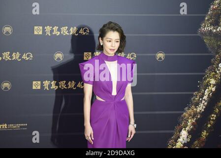 Vivian Hsu, chanteuse et actrice taïwanaise, pose pour des photos lors de la cérémonie de remise des prix Golden Melody 2020 qui s'est tenue au Taipei Music Center à Taipei, Taiwan, 3 Banque D'Images