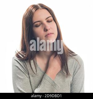 jeune femme rêveuse brunet portrait isolé sur fond blanc Banque D'Images