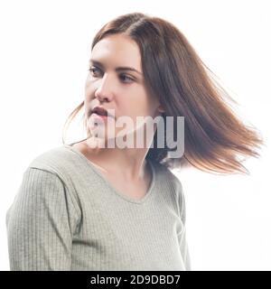 jeune femme rêveuse brunet portrait isolé sur fond blanc Banque D'Images