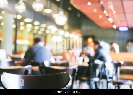Un arrière-plan flou et brillant, avec des personnes méconnues à l'aéroport. Image abstraite de la foule de personnes dans les lieux publics Banque D'Images