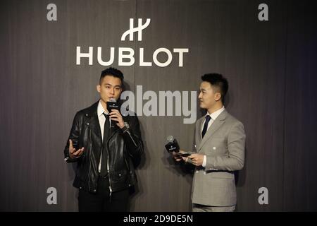 OHO ou, acteur et chanteur chinois, se présente à une activité pour la célébration du 40e anniversaire de la marque de montres Hublot dans la ville de Shenyang, au nord-est de C Banque D'Images