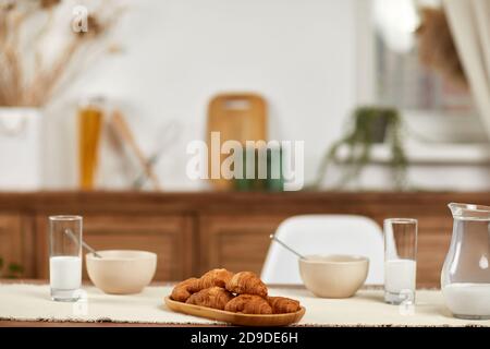 petit déjeuner avec croissants frais et lait délicieux le matin dans la cuisine Banque D'Images
