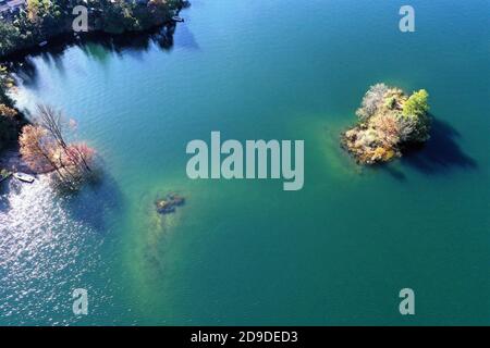Huangshan, Huangshan, Chine. 5 novembre 2020. CHINE-photo aérienne prise le 4 novembre 2020 montre le lac taiping dans la ville de Huangshan, dans la province d'Anhui en Chine orientale. La zone pittoresque du lac Taiping couvre une superficie totale de 88 kilomètres carrés. Le lac est parsemé d'îles de tailles et hauteurs différentes, Qui sont parsemés au hasard, brisés ou même flottant dans la vaste étendue de vagues, juste comme les montagnes sur la mer.Taiping Lake est une attraction touristique nationale AAAA et un lieu national de conservation de l'eau. Il est connu sous le nom de ''amateurs de Huangshan'', ''Jade chinoise'', ''Perle du monde'' et ''Lac Léman o Banque D'Images