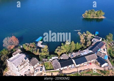 Huangshan, Huangshan, Chine. 5 novembre 2020. CHINE-photo aérienne prise le 4 novembre 2020 montre le lac taiping dans la ville de Huangshan, dans la province d'Anhui en Chine orientale. La zone pittoresque du lac Taiping couvre une superficie totale de 88 kilomètres carrés. Le lac est parsemé d'îles de tailles et hauteurs différentes, Qui sont parsemés au hasard, brisés ou même flottant dans la vaste étendue de vagues, juste comme les montagnes sur la mer.Taiping Lake est une attraction touristique nationale AAAA et un lieu national de conservation de l'eau. Il est connu sous le nom de ''amateurs de Huangshan'', ''Jade chinoise'', ''Perle du monde'' et ''Lac Léman o Banque D'Images