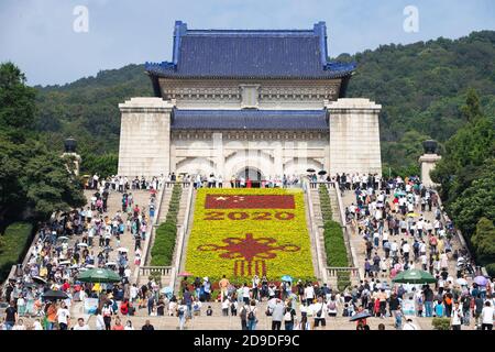 Le chemin vers le mausolée du Dr. Sun Yat-sen est bondé avec des gens de tout le pays qui voyagent pour commémorer le Soleil Yat-sen pendant les 8 jours de Nationa Banque D'Images