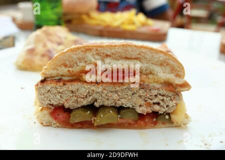 Demi-hamburger sur l'assiette dans un restaurant Banque D'Images