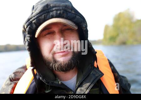 Portrait de l'homme en capot sur le lac, Russie Banque D'Images