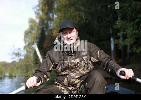Homme aviron des bâches en été Banque D'Images