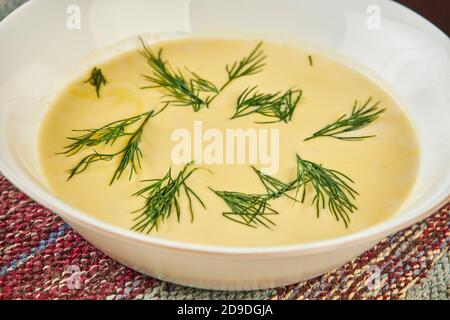 potage des légumes en purée dans un plat de bol fermé Banque D'Images