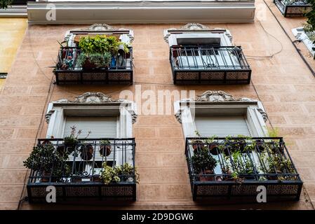 Vue à angle bas sur les balcons traditionnels en fonte de l'ancien Immeuble résidentiel dans le quartier Lavapies dans le centre de Madrid Banque D'Images