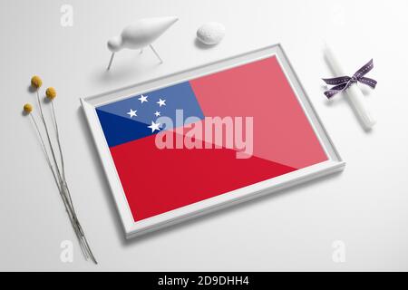 Drapeau des Samoa sur table, cadre en bois. Concept doux naturel blanc, thème de célébration nationale. Banque D'Images