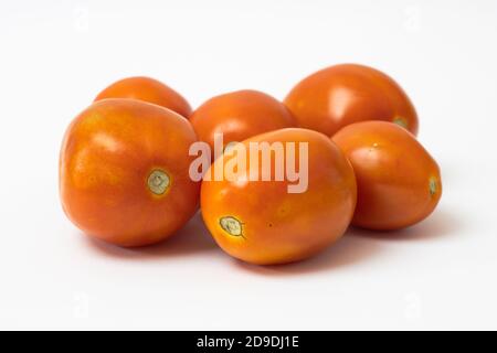 Tomates fraîches isolées sur fond blanc Banque D'Images