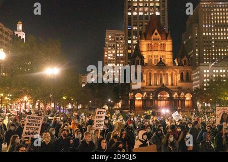 4 novembre 2020, Boston Common, Boston, Massachusetts, États-Unis: Des manifestants se tenant à Copley Sq, un jour après l'élection à Boston, alors que les bulletins de vote continuent d'être comptés dans certains États du champ de bataille pour l'élection générale. Vue dans le fond est l'église de la Trinité. Credit: Keiko Hiromi/AFLO/Alay Live News Banque D'Images