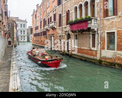 Transport de marchandises par bateau sur le Rio di Noale - Venise, Vénétie, Italie Banque D'Images